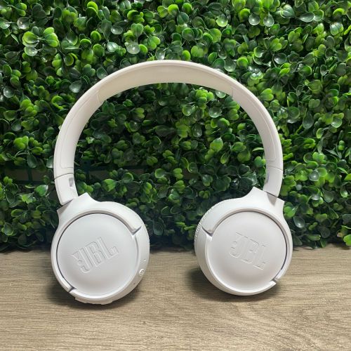 Audífonos Inalámbricos Bluetooth JBL Tune 510 Blancos, Sin Empaque, Rastro de Uso Ver Fotos, Cable de Carga No Original, 99999900340222, 8.3
