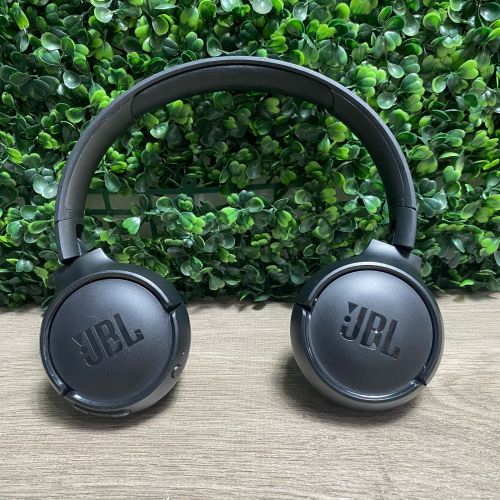 Audífonos Inalámbricos Bluetooth JBL Tune 510 Negros, Sin Empaque, Rastro de Uso Ver Fotos, Cable de Carga No Original, 99999900340221, 8.3