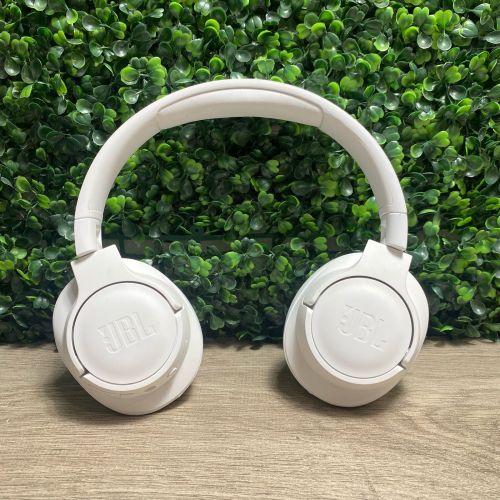 Audífonos Inalámbricos Bluetooth JBL Tune 710 Blancos, Sin Empaque, Rastro de Uso Ver Fotos, Cable de Carga No Original, 99999900340220, 8.3