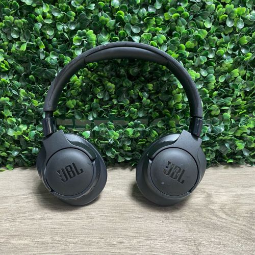 Audífonos Inalámbricos Bluetooth JBL Tune 710 Negros, Sin Empaque, Rastro de Uso Ver Fotos, Cable de Carga No Original, 99999900340220, 8.3