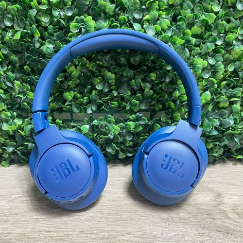 Audífonos Inalámbricos Bluetooth JBL Tune 710 Azul, Sin Empaque, Rastro de Uso Ver Fotos, Cable de Carga No Original, 99999900340220, 8.3