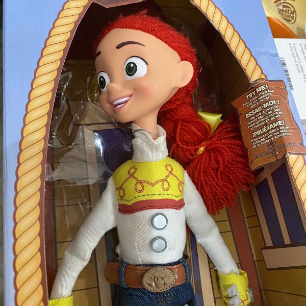 DISNEY Store Figura de accion interactiva oficial de Jessie de Toy Story Caja danada Rastro de